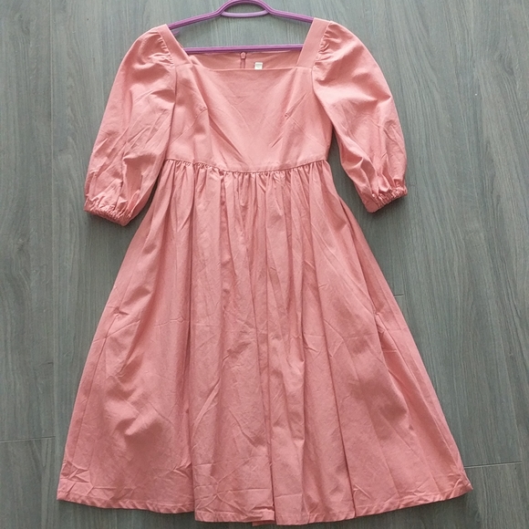 Puff sleeve Barbie pink dress by Emma Knudsen - Picture 4 of 4